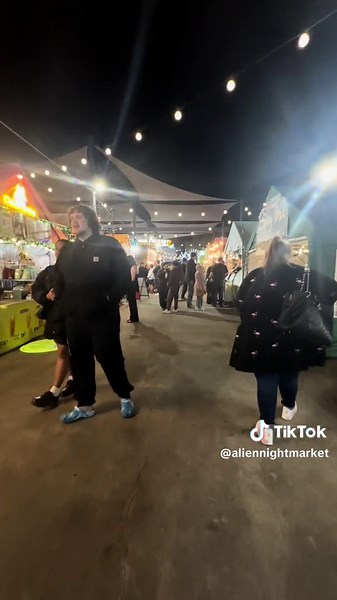 Come along for a Friday night at Alien Night Market and @AREA51 Entertainment Centre in Underwood, Queensland 🚀 With fun inside and amazing food, drinks, and oive music outside, its fin for the whole family 🤩✨ #fyp #markets #nightmarket #goldcoast #weekend #familyfun #datenight #sunset #schoolholidays