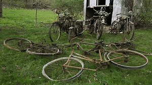 Mike hits the Whizzer jackpot! | American Pickers on The History Channel