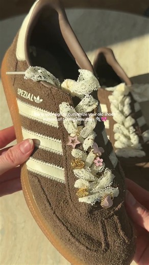 Don't replace them, reimagine them 🎨👟 Give your old sneakers a whole new fall vibe at the link in bio #amazonfinds #sneakerdiy #amazonfashion 🎥: @itsjillianandersonn