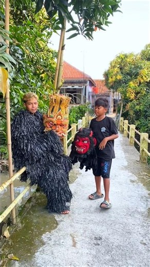 Grandong pilih topeng buto