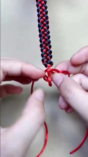 Learn how to knit a simple bracelet that anyone can do #diy #bracelet #crafting