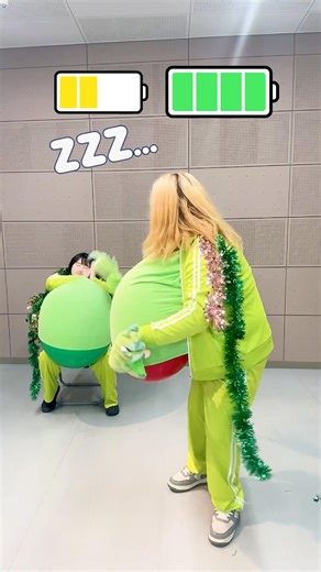 🦜 GIANT BALLOON Dance Challenge! 42🎈✨ #Shorts #lesserafim #dance #balloon #japan