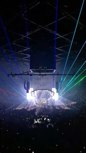 Tame impala & Justice - Neverender, Paris #tameimpala #justice #paris #deadbeat