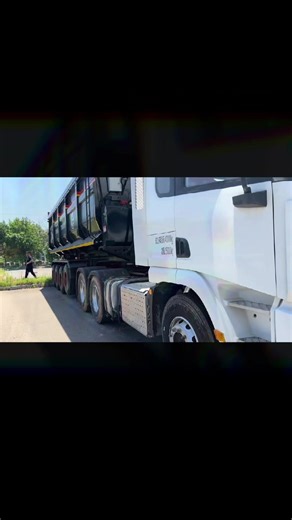 SHACMANX5000 U-shaped rear dump semi-trailer, trailer four-axle design, front axle can be lifted by airbag, can be pulled to 60 tons configuration, and can be customized in size and capacity, www.tianhongauto.com, official website.