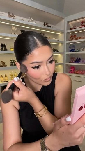 Daisy Marquez 🌹 on Instagram: "Mi rutina de maquillaje con @newbeauty_enespanol 💝 - NARS light radiant foundation - Hourglass Concealer - Basma 010 Cream Contour - Hourglass airbrush powder - Fenty Caramel Cutie Bronzer - PatrickTa She’s Flushed - OneSize Cheek Clapper - HudaBeauty Cupcake Baking Powder - Dior Backstage Palette - MAC Cool Spice & Stone Lip line - MAC Crème de Nude lipstick - NARS Light reflecting setting mist"