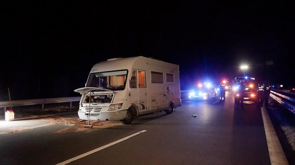 Wohnmobil auf Autobahn mit Schuss in Reifen gestoppt: Hintergründe unklar - Fahrer schweigt
