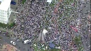 Hundreds gathered at a rally on the Queensland, New South Wales border today. Queensland Police say nearly two thousand people assembled to protest coronavirus vaccines and mandates. 🦠Find full COVID coverage here: https://bit.ly/MoreOnCovid 📰 Queensland news: https://bit.ly/ABCNewsQueensland 📻 Listen to ABC Radio Brisbane: https://bit.ly/BrisbaneRadioLive | ABC Brisbane