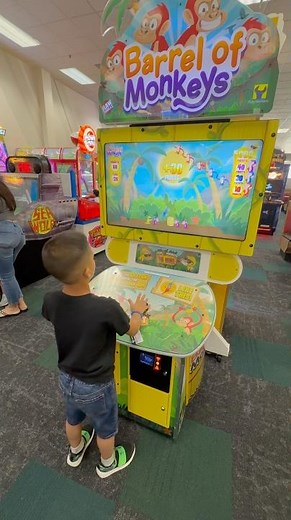 Barrel of Monkeys Game at Chuck e Cheese #shorts