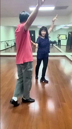 學生自練 吉魯巴舞步一 Students practice Jitterbug dance steps on their own (1)