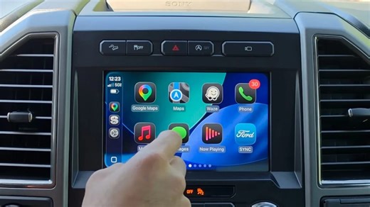 Man compares the updated Google Maps, Apple Maps, and Waze on Apple CarPlay and says there’s a clear winner so stop using the wrong one