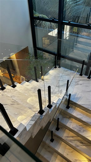 MARMORARIA MONTE SINAI 🪨 on Instagram: "Mármore Branco Nacional: Elegância e Tradição Brasileira O mármore branco extraído no Brasil consolidou-se como uma opção sofisticada e versátil para a arquitetura contemporânea. Com jazidas localizadas principalmente nos estados do Paraná e Espírito Santo, estas pedras naturais competem em beleza e qualidade com os famosos mármores italianos, como o Carrara. O mercado brasileiro oferece uma gama diversificada de mármores brancos, cada um com padrões de v