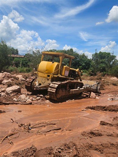 ÚLTIMA HORA | SIPE SIPE ESCÁNDALO: Alcalde lleva maquinaria INSERVIBLE a zona de desastre mientras el bailaba en fiesta política. Río Viloma, Caterpilar NO FUNCIONA (escape botado) Galarza bailó con 5 grupos (dinero público) Familias ABANDONADAS Exigimos fiscalización INMEDIATA ¡SIPE SIPE DICE YA NO MÁS CORRUPTOS! COMPARTE = JUSTICIA #SipeSipe #DenunciaViral #MarioGalarza #YaNoMásCorruptos