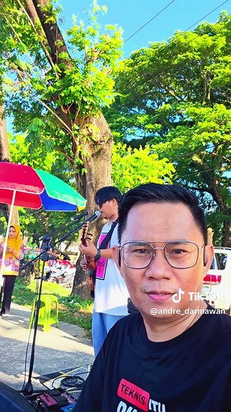 habis jogging singgah nikmati sebuah lagu dari bro angga