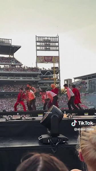 Even though the heat was unbearable at times i’m so greatful that skz continued to put in 100% and tried to take care os stays <3 #fyp #straykids