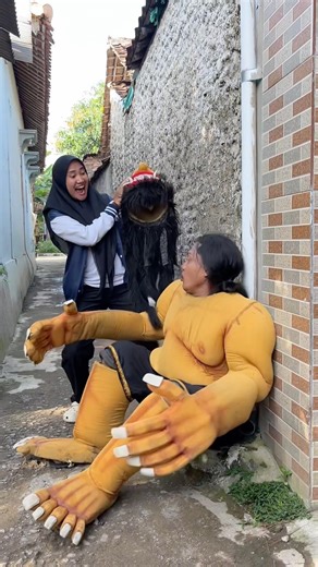 Kaka cantik diam diam ambil kepala buto yang lagi duduk