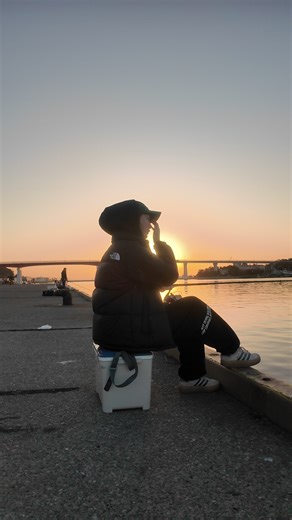 私が釣りを好きになった魅力の１つ🌅 何回見ても綺麗なんだよなぁ☺️ 釣りしながらこの景色見れるのは釣り人の特権だよね！ #釣り #釣り初心者 #釣りガール #fishing