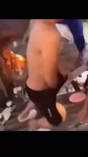 Nooob on Instagram: "日本利用压电瓷砖将脚步转化为电能。这些瓷砖捕捉来自你脚步的动能。当你行走时,你的重量和动作会对瓷砖产生压力。 瓷砖会轻微弯曲,从而产生机械应力。瓷砖内部的压电材料将这种应力转化为电能。每一步都会产生少量电荷,而数百万步结合在一起就能产生足够的电力来驱动LED灯、数字显示屏和传感器。在像涩谷车站这样繁忙的地方,每天大约有240万个脚步为这一系统作出贡献。这些电能可以被储存或立即使用, 从而减少对传统电力来源的依赖,并支持可持续的城市基础设施。这种方法将日常运动转化为实用的可再生能源 #日本 #知识#事实 #你知道吗#推荐#科技#创新#历史 #技术#实验 #热门"