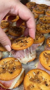 These 3 ingredient cheesy crackers are ALWAYS a group favorite 🤤 #Kroger #CheesyCrackers #CheeseAndCrackers #HolidayAppetizers #SimpleSeasonalEats #EasyRecipes | Kroger