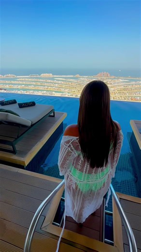 Is this the most beautiful pool in the world? 🤯 #dubai #uae