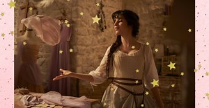 Camila Cabello usou vestido digno de princesa com tênis branco