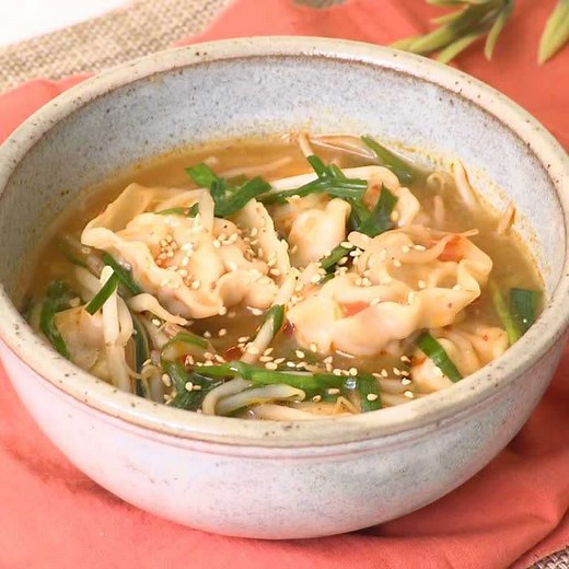 餃子の旨味がしみ出る！ 水餃子のピリ辛スープのレシピ動画・作り方 | デリッシュキッチン