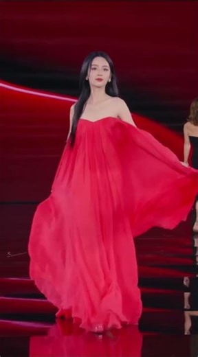 [周也cut] Zhou Ye's gorgeous catwalk on the runway for L'Oreal Paris #ParisFashionweek!