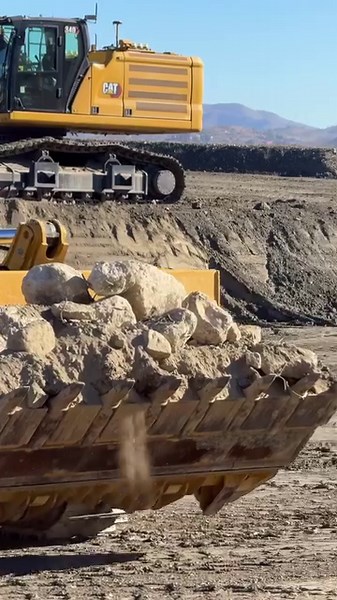 How about a track loader to kick off your week? 💛 Do you have experience with these machines? They can be used for so many different applications, so shout out how you use yours in the comments. #meetthefleet #dirtlife #earthmovement #heavyequipmentnation #heavymachinery #catequipment #heavyequipmentlife #cat963 #trackloader #heavyequipmentoperator #operatorlife #eventvenue #customerexperience #brandexperience #caterpillarmalaga #letsdothework #caterpillarinc | Caterpillar Demonstration and Lea