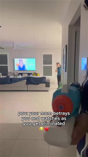 why would she do that 😭 #seniorsplashin #splashinapp #splashin This is just a game where players eliminate players with water. Videos like these are not to be taken seriously.