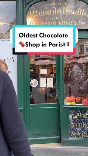 J’adore le 🍫chocolat, et toi? I love chocolate, and you? I spent time in the oldest chocolate shop (since 1761) in Paris this week and left with A LOT of chocolates. They have various shops, but the historical location is beautiful (in the 9th arrondissement at 35 rue du Faubourg Montmartre). À La Mère de Famille is now run by 4 siblings and they offer more than just chocolates: babas au rhum en bocal, calissons, pâtes de fruits, guimauves, and more! My favorite chocolates I have tried so far a