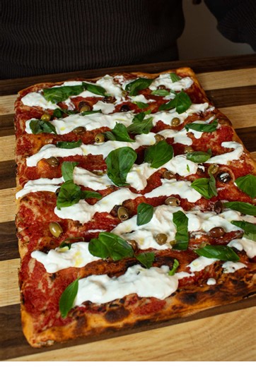 Pizza rossa stracciatella e olive 🍕 La pizza in teglia è una delle più buone tipologie in assoluto e oggi ti lascio la mia ricetta per rifarla a casa tua. Tante volte ci mettiamo a fare gusti complessi ma quelli semplici per me vincono sempre, questa per me una delle più buone sulla faccia della terra, voi che ne pensate? Impasto per 2 teglie 40x30 - 500gr farina “00” con W300 - ⁠370ml acqua - 6gr lievito fresco - ⁠10gr sale - 15ml olio evo Sciolgo il lievito in 300ml di acqua e inizio ad impas