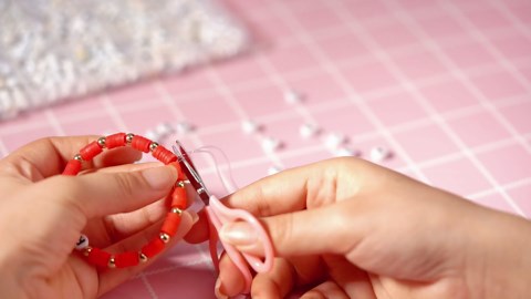 Friendship Bracelet Making Kit 96 Colors, 900pcs Letter Beads, 100pcs Number Bead, Gold Silver Spacer Charms for Concert Bracelets Jewelry Craft