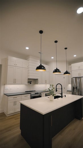 ＦＯＲ ＳＡＬＥ 118 Nuhya Way Loudon, TN 37774 MLS# 1314530 𝟑 𝐁𝐞𝐝𝐬 𝐎𝐟𝐟𝐢𝐜𝐞 | 𝟐.𝟓 𝐁𝐚𝐭𝐡𝐬 | 𝟐,𝟏𝟎𝟑 𝐒𝐪𝐟𝐭 | $𝟔𝟕𝟎,𝟎𝟎𝟎 Located in peaceful Tellico Village, this newly built home blends luxury and convenience with builder upgrades throughout. Inside, a bright open layout showcases warm-toned LVP floors, a custom stone fireplace, and wood built-ins. Chef’s kitchen includes a large accent island, SS appliances, custom hood, pot filler, tiled backsplash, walk-in pantry, and a butler’