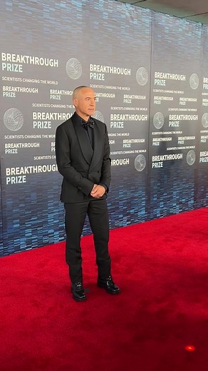 Robert Downey Jr Shines on Red Carpet at 2023 Breakthrough Prize