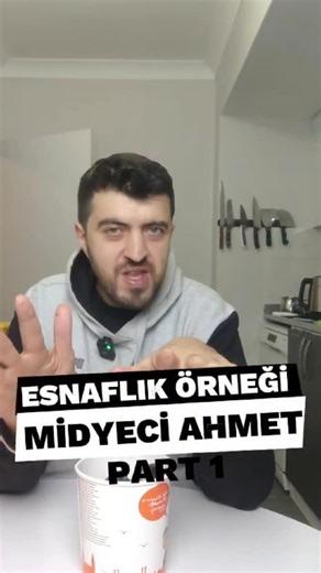 Hüseyin Cüce on Instagram: "ugün yemek yorumu değil, sohbet 🤝 Yine Midyeci Ahmet’teyiz Ama bu sefer manidar bir durum var: 📍 Beylikdüzü şubesi kapanıyor Ve ben farkında olmadan son müşterisi oldum. 🍽️ Midyeyi seviyorum, 🍽️ Soslu midyeye bayılıyorum Ama daha da çok sevdiğim bir şey var: Ahmet abinin esnaflığı. Beşiktaş’ta ayaküstü bir sohbet, Konu kokoreçe geldi… “Cumaya denk gelirse alıyorum” dedim. Cevap netti: 👉 “Sana her gün cuma.” Ne zaman gidersen P indirim dedi. İşte bu yüzden bazı ma