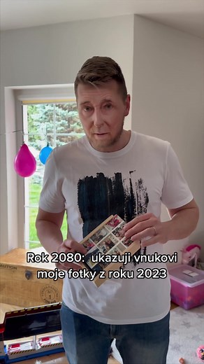 Co myslíte? Bude můj vnuk v roce 2080 vypadat jako já za mlada?😂 Mám rád papírové fotky 😊 Vzpomínky se díky nim uchovají mnoho let. I když máme všechny fotky v mobilech, rád si klasické fotky občas vezmu do roky a prohlédnu. Pokud taky rádi “vyvoláváte”, mám pro vás slevu na Empik Foto. Kód FRONEK45 platí na fotografie 10x15 a 9x13 nad 50 ks. Kód FRONEK25 platí na všechno. Třeba i na super dřevěné krabičky na fotky, kterou můžete vidět ve videu. Kódy nelze spojit dohromady a neplatí na zboží,