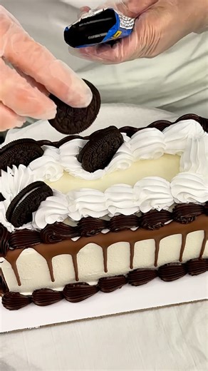 De la manga pastelera a tu mesa 💖 Así nace la torta Oreo de Baskin: helado, torta y el toque crunchy que nunca falla 😍 | Baskin-Robbins