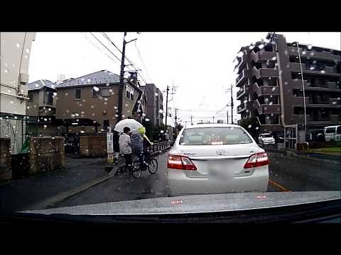 歩行者と自転車の接触 。