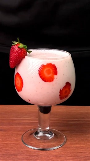 𝐒𝐭𝐫𝐚𝐰𝐛𝐞𝐫𝐫𝐲 𝐁𝐚𝐧𝐚𝐧𝐚 𝐏𝐨𝐰𝐞𝐫 𝐒𝐡𝐚𝐤𝐞 🍓🍌 #shorts