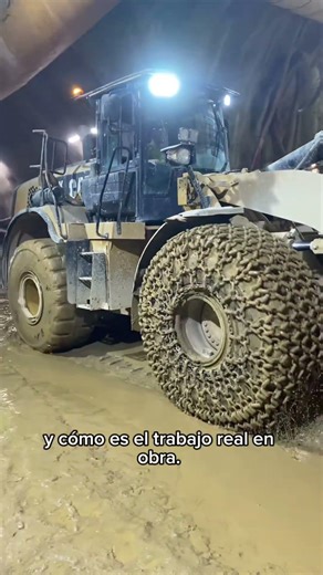 Cargador frontal trabajando en túnel real | Maquinaria en obra”