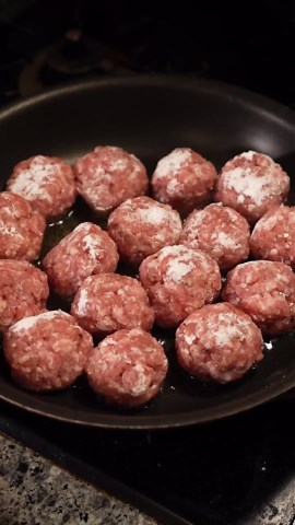 和風で食べる！肉団子-レシピNo.171- 【材料】 豚ひき肉.....６００g 大根.....１/４本 白だし.....小さじ１ 塩.....小さじ１ 醤油.....小さじ１ 酒.....小さじ１ 胡椒.....適量 片栗粉.....小さじ１ 片栗粉.....大さじ１（肉団子にまぶす用） 醤油.....大さじ２（仕上げにかける用） 大葉.....３枚 【作り方】 ①大根おろしを作り、軽く水分を絞って白だしを加え、よくまぜる。 ②ボウルに豚ひき肉・塩・醤油・酒・胡椒・片栗粉を入れてよくまぜる。 ③バットに片栗粉を敷いて、肉団子を作り並べて、全体に片栗粉をまぶす。 ④フライパンに油を引いて、肉団子を中火で完全に火が通るまで焼く。 ⑤お皿に盛り付け、大根おろしを乗せ、醤油をかけて、大葉をのせて完成！ 肉感があふれる豚肉の肉ン団子を、 大根おろしと醤油であっさり食べれる、美味しい料理です！ お好みで七味マヨネーズやポン酢と合わせてもOKです！ 【Ingredients】 Ground pork: 600g Daikon radish: 1/4 Shiro-dashi: 1 tsp Salt: