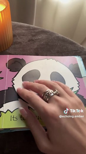 ASMR tapping: gentle panda sounds to relax