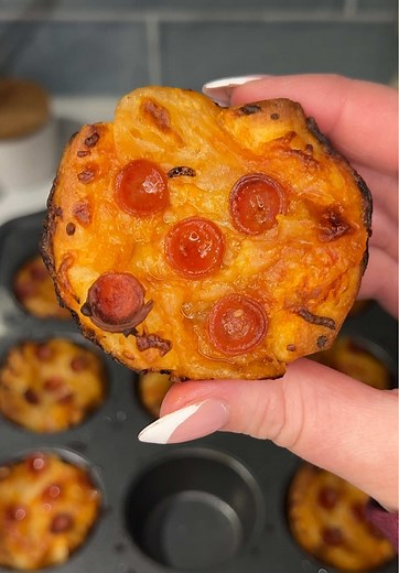 these viral pizza bites are so easy and so yummy! 🍕😋 Ingredients: 1 can @Pillsbury pizza crust dough pizza sauce shredded mozzarella cheese @HORMEL®️ Pepperoni mini pepperoni slices Instructions: Slice dough into 12 squares and press into greased muffin pan. Top with a spoonful of sauce, a layer of cheese, and 4-5 mini pepperoni slices. Bake at 425° for 12-15 minutes and enjoy! 😋 #pizza #snack #recipe #tiktokfood #creatorsearchinsights