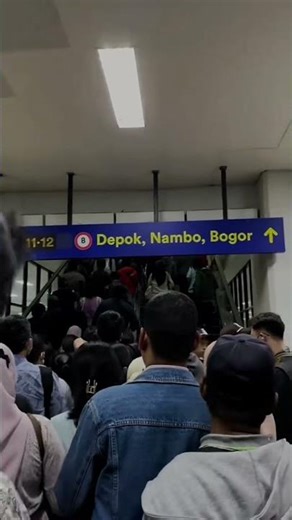 Pulang Pergi Mengejar Mimpi Potret Tangguh di Balik Sesaknya KRL Ibu Kota