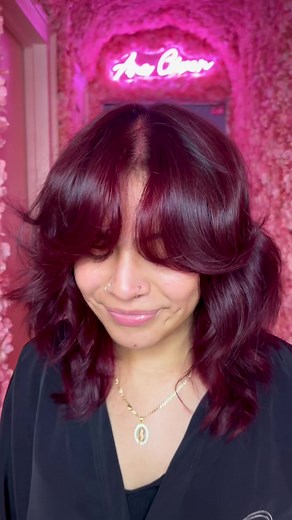 How to style a shag 🥰 Such a cool vibe ♥️ do yall want to learn how I style other cuts? Or do dif styles on this cut? Lmk #latinastylist #hairtips #hairstyling #shaghaircut #newyork #manhattan #mexicansalon #nycsalon #nychair #darkredhair #cherryredhair #redhair