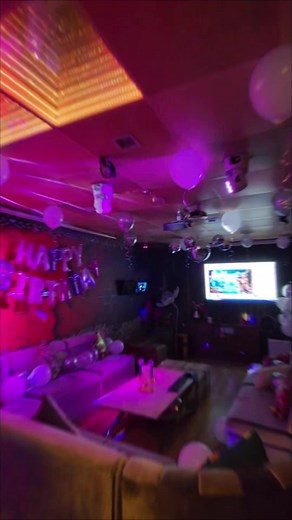 At Broadway Karaoke, we meticulously arranged a unique birthday party for our friend. Stepping into the room, the lavish decor and dazzling lights immediately catch the eye. The diamond-shaped patterns on the wall shimmer under the lights, highlighting the warm and joyous