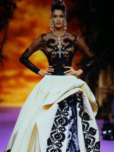 #yasmeenghauri for #christianlacroix Fall/Winter 1992 #hautecouture . . #model #runwaymodel