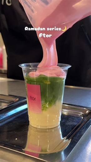 RAMADAN SERIES EP.8 🌙✨ We gingen naar @ftor voor hun Ramadan nights en dit is echt een fijne spot als je na iftar nog zin hebt in iets zoets en een goede matcha 🤎 De matcha daar is oprecht lekker. Ze gebruiken @Nekohama Matcha, en dat proef je echt. Ik ging voor de pink cloud foam matcha en die was verrassend goed 🍓🍵 Tijdens de Ramadan nights verkopen ze ook allerlei zoete dingen, dus perfect als je nog even iets lekkers wilt halen😍 Wij haalden: 🍵 Matcha pink cloud foam 🍰 Tiramisu Alles w