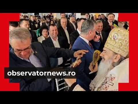 IPS Teodosie i-a făcut "baie" cu agheasmă primarului Constanţei, care n-a apucat să se ferească