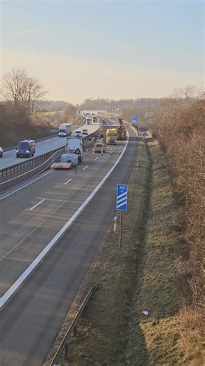 Aktuell von der A44! Nach dem schweren Lkw-Unfall am heute morgen, dauern die Bergungsarbeiten weiterhin an. Die A44 bleibt in Fahrtrichtung Dortmund gesperrt, der Verkehr wird ab Zierenberg abgeleitet. In und um Wolfhagen kommt es infolgedessen zu massiven Verkehrsproblemen. Auf der A44 staut es sich bis Anschlussstelle Wilhelmshöhe zurück. #A44 #Zierenberg #Reifenplatzer #Verkehrsunfall #Unfall #Blaulicht #Feuerwehr #fblifestyle #Rettungsdienst #Christoph7 #Autobahn #Hessen #HessennewsTV #Eins