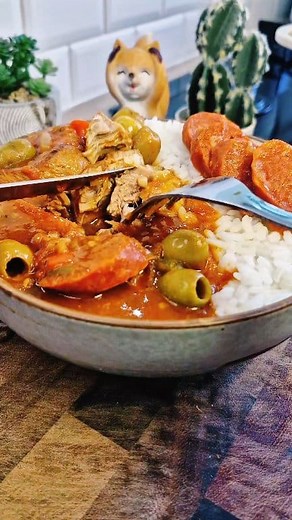 Sauté de veau à la Provençale au chorizo et olives vertes 🍖🌿 Une recette généreuse, colorée et pleine de soleil ! Ce sauté de veau mijoté avec du chorizo, des olives vertes et une touche de vin blanc est un vrai délice. À servir avec un riz de Camargue pour un repas complet ! Ingrédients pour 4 personnes : 🍖 1 kg de veau à mijoter (collier, épaule) 🍅 2 tomates 🌶️ 1 poivron rouge 🌶️ 1 poivron vert 🧅 1 oignon 🧄 2 échalotes 🧄 2 gousses d'ail 🌶️ 1 chorizo 🫒 150g d'olives vertes 🍷 150 ml 
